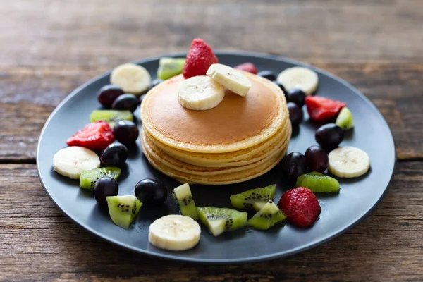 Deliciosos Panqueques Con Fresa Mesa Madera Vista Superior — Foto de Stock