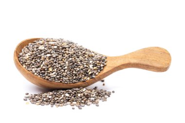 Beyaz arka planda izole edilmiş tahta kaşıkta chia tohumları
