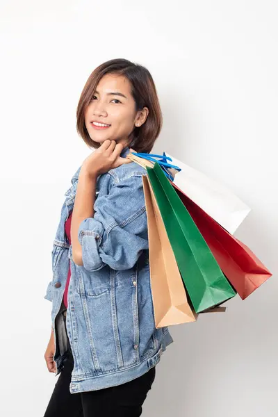 Красива Азіатська Молода Жінка Посміхається Тримає Сумки Покупок Ізольовані Білому — стокове фото