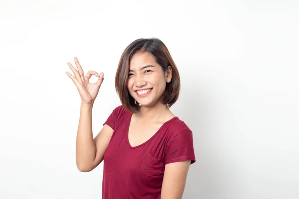 Mooie Aziatische Vrouw Glimlachen Met Hand Teken Een Witte Geïsoleerde — Stockfoto