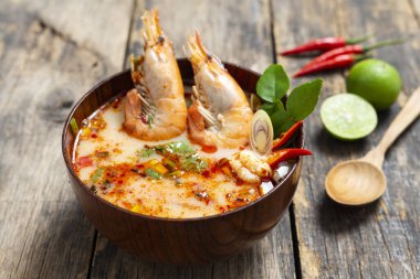 Tom Yam Kung, karides ve mantarlı limon çorbası ahşap kasede Tayland yemeği.