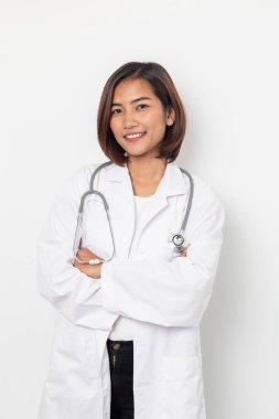 Beyaz arka planda mutlu Asyalı kadın doktor portresi