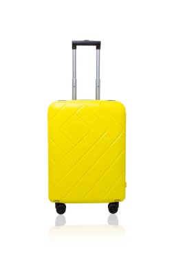 Seyahat sarı bavulu beyaz arka planda izole edildi. Kırpma yolu ile.