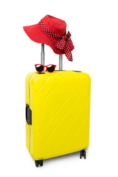 Travel Yellow Suitcase Γυαλιά Ηλίου Και Κόκκινο Καπέλο Λευκό Φόντο — Φωτογραφία Αρχείου