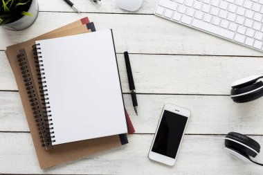 Akıllı telefon ve bilgisayarlı boş defter ahşap masa, üst görünüm
