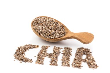 Beyaz arka planda izole edilmiş tahta kaşıkta chia tohumları