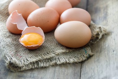 Ahşap zeminde taze yumurta