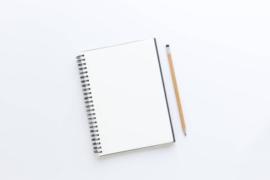 Üst görünüm, beyaz arka plan üzerinde boş not defteri.