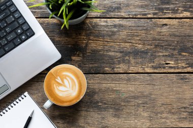 Üst düzey çalışma alanı, kahve ve bilgisayarlı ofis masası ve fotokopi alanı olan ofis malzemeleri.