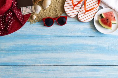 Top View Yaz Tatil Arkaplanı Konsepti, Seyahat Hazırlığı, Tahta masa üzerinde para ve pasaport ile hasır şapka 