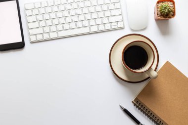 Üst Görünüm Çalışma Alanı, Bilgisayarlı ofis masası, Akıllı telefon ve kopyalama alanı olan ofis malzemeleri