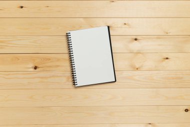 Tahta masanın üzerinde boş defter, üst görünüm