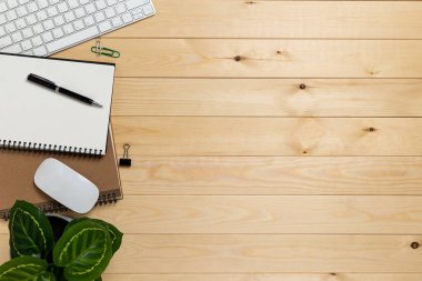 Üst Görünüm Çalışma Alanı, Bilgisayarlı ofis masası, Akıllı telefon ve kopyalama alanı olan ofis malzemeleri