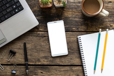 Üst düzey çalışma alanı, bilgisayarlı ofis masası, akıllı telefon ve ofis malzemeleri.