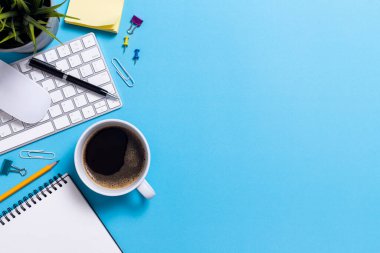 Bilgisayarlı Top View ofis masası ve kopyalama alanı olan ofis malzemeleri