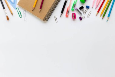 Beyaz bir arka planda okul malzemelerinin üst görüntüsü
