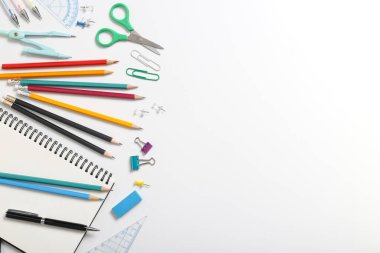 Beyaz bir arka planda okul malzemelerinin üst görüntüsü