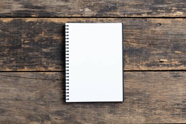 Eski ahşap masada boş bir kağıt.