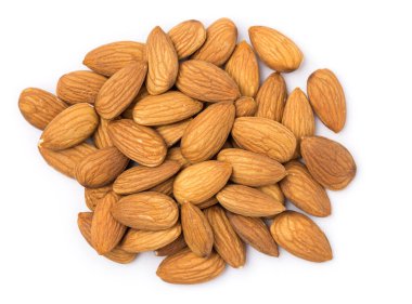 Üst görünüm bademleri beyaz arkaplanda izole edildi