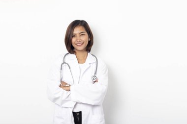 Beyaz arka planda mutlu Asyalı kadın doktor portresi