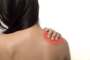 Beyaz arka planda omuz ağrısı olan bir kadın.