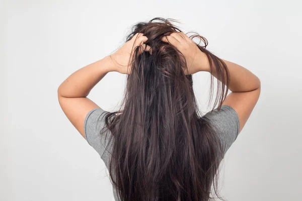 Femmes Démangeaisons Cuir Chevelu Cheveux Abîmés Concept Haircare — Photo