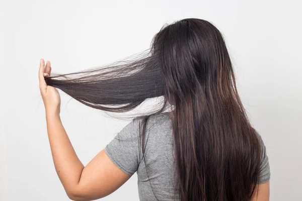 Женщина Держит Грязные Поврежденные Сухие Волосы Руках Вид Сзади Концепция — стоковое фото