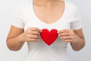 Sevgililer günü konsepti, eli kırmızı bir kalp tutan eli yakın kadın.