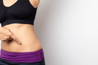 Kadınlar doğduktan sonra göbeğini gösterir. Beyaz arkaplandaki İşaretleri Uzat