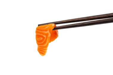 Beyaz arka planda çubukları olan çiğ somon balığı.