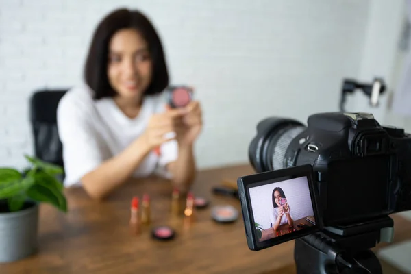 Skönhetsbloggare Asian Women Visar Kosmetiska Produkter Medan Spelar Videor Och — Stockfoto