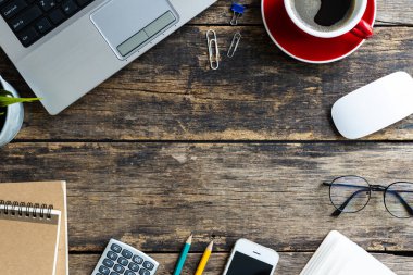 Üst düzey çalışma alanı, kahve ve bilgisayarlı ofis masası ve fotokopi alanı olan ofis malzemeleri.