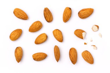 Üst görünüm bademleri beyaz arkaplanda izole edildi