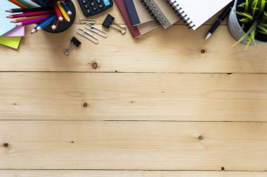 Üst Görünüm Çalışma Alanı, ofis masası ve fotokopi alanı ile ofis malzemeleri