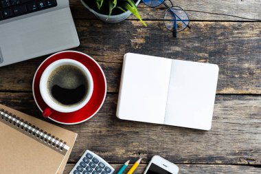 Ahşap masa üzerinde kahve ve bilgisayar olan boş defter, üst görünüm