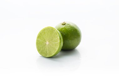 Beyaz bir arka plan üzerinde izole limon