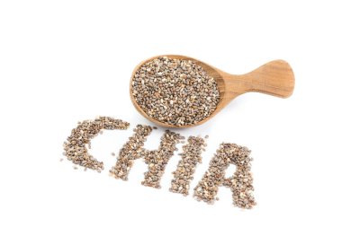Beyaz arka planda izole edilmiş tahta kaşıkta chia tohumları
