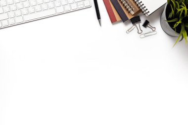 Bilgisayar ve ofis malzemeleriyle üst düzey ofis masası. 