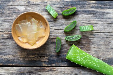 Taze Aloe Vera Eski ahşap arka planda