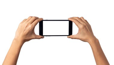 Beyaz arkaplanda kırpma yolu ile izole edilmiş boş ekran ile akıllı telefon tutan kadın