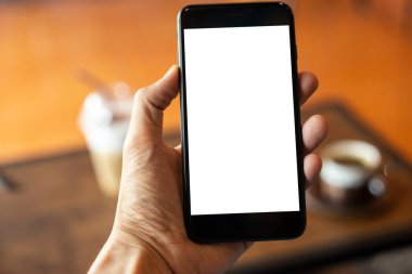 Kafede akıllı telefon kullanan kadın eli, ekranda boş.