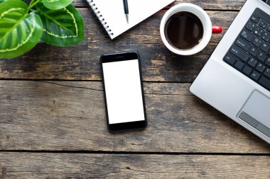 Akıllı Telefonun Boş Ekranı 'nı ve Bilgisayar' ı Tahta Masa Üst Görüş 'te kapatın. kırpma yolu ile