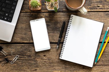 Üst düzey çalışma alanı, bilgisayarlı ofis masası, akıllı telefon ve ofis malzemeleri.