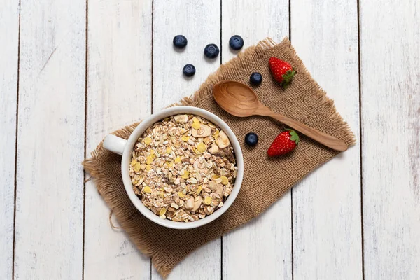 Hausgemachtes Müsli Joghurt Und Frische Blaubeeren Mit Erdbeere Der Tasse — Stockfoto