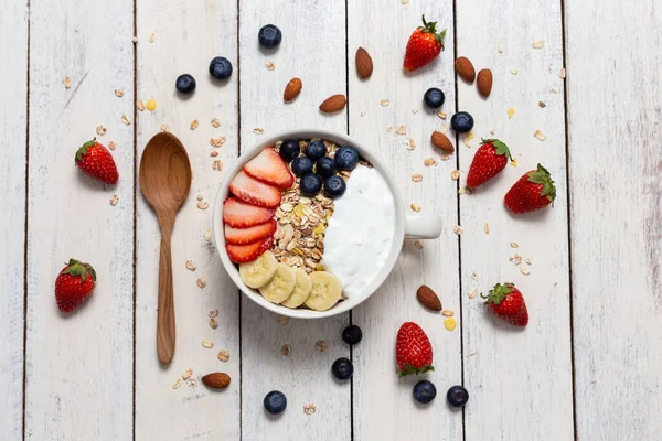 Caseiro Granola Iogurte Mirtilo Fresco Com Morango Xícara Fundo Madeira — Fotografia de Stock