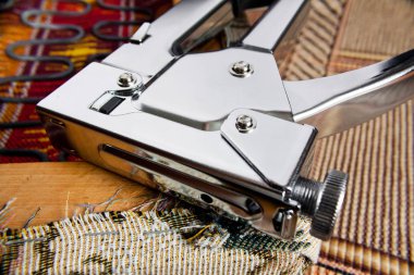 Ev ve ofis mobilyalarının onarımı için metal zımba.