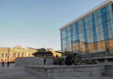 Ukrayna 'daki Harkiv Tarihi Müzesi' nin duvarlarına yakın T-34 tankı ve Wwii topları