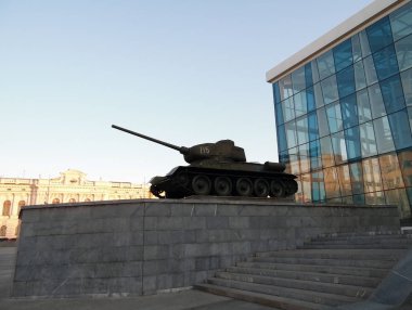 Ukrayna Kharkiv Tarih Müzesi 'nin duvarlarında T-34 tankı