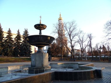Kharkov Çeşmesi Ukrayna 'daki Varsayım Katedralinin Manzarası