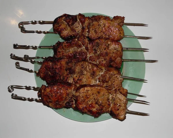 Shish Kebab Sombrero Plato Verde Sobre Fondo Blanco — Foto de Stock